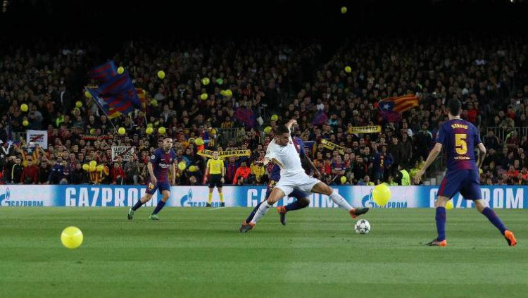 Balon kuning tanda protes di pertandingan Barcelona vs AS Roma. Copyright: © Getty Images