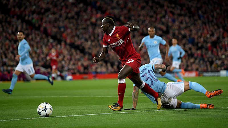 Sadio Mane saat membuat Nicolas Otamendi tersungkur. Copyright: © Getty Images