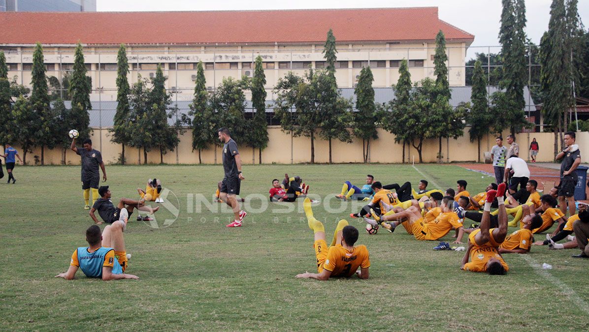 Bhayangkara FC saat sedang latihan. Copyright: © Fitra Herdian/INDOSPORT.COM