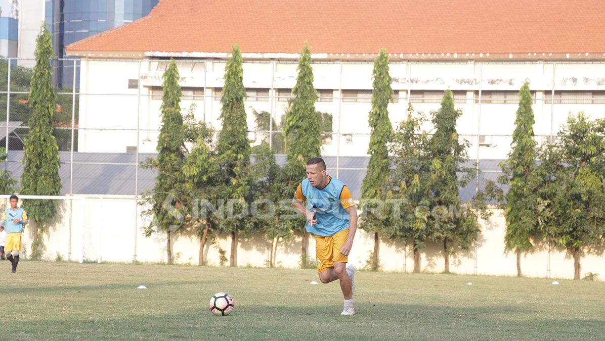 Nikola Komazec saat berlatih di Lapangan Polda Jatim. Copyright: © Fitra Herdian/FOOTBALL265.COM