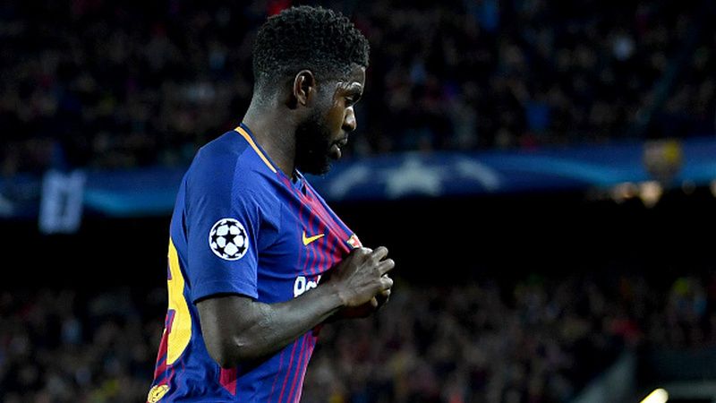 Samuel Umtiti memegang logo Barcelona. Copyright: © Getty Images