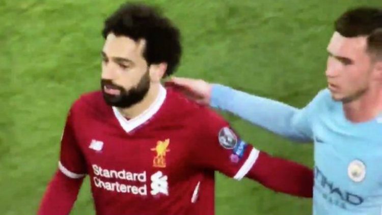 Aymeric laporte dan Mohamed Salah. Copyright: © Mirror