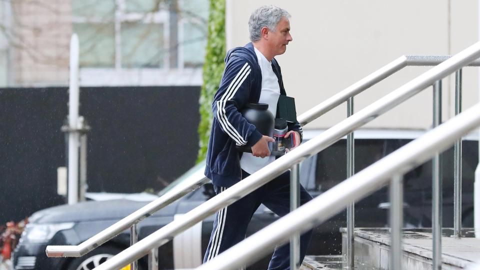 Jose Mourinho membawa protein ke Hotel Lowry, tempat pemainnya menginap. Copyright: © The Sun