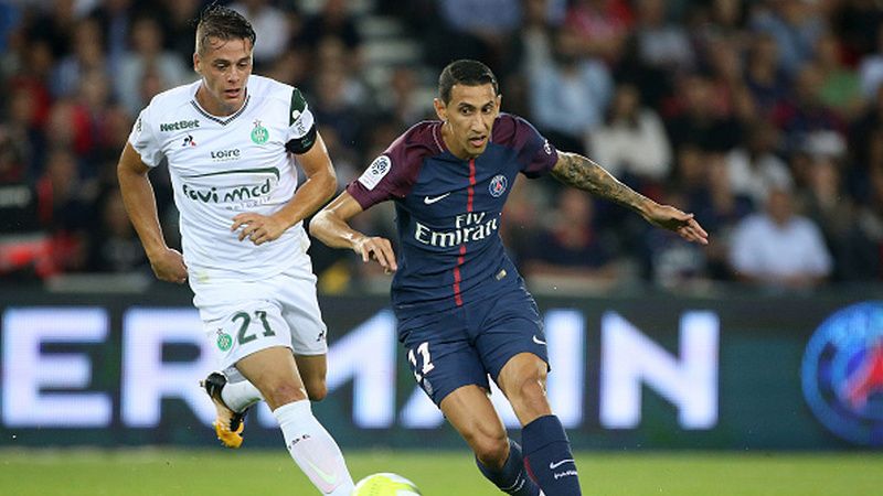 Angel Di Maria (kanan) saat dijaga oleh pemain Saint-Etienne. Copyright: © Getty Images