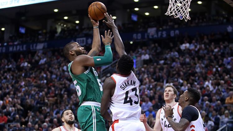 Pemain Toronto Raptors mengepung Greg Monroe pemain Boston Celtics-kanan. Copyright: © Getty Images