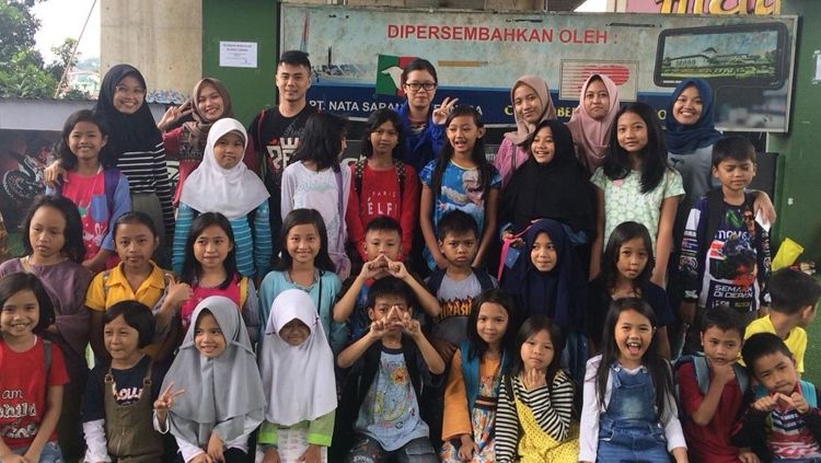 Jessica (biru belakang kaca mata), mahasiswi yang mendapat kesempatan dari FIFA untuk menjadi volunteer Piala Dunia 2018, bersama anak-anak bimbingan bahasa Inggris yang dilakukannya. Copyright: © Dok Pribadi