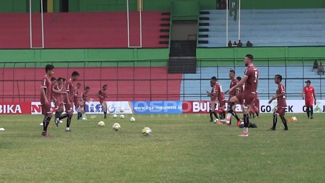 Persija Jakarta saat menjalani latihan. Copyright: © Kesuma Ramadhan/INDOSPORT.COM