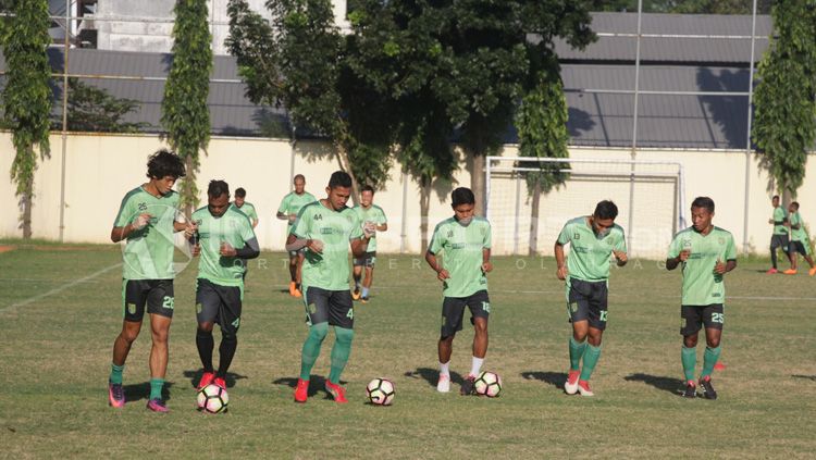 Skuat Persebaya saat latihan. Copyright: © Fitra Herdian/INDOSPORT