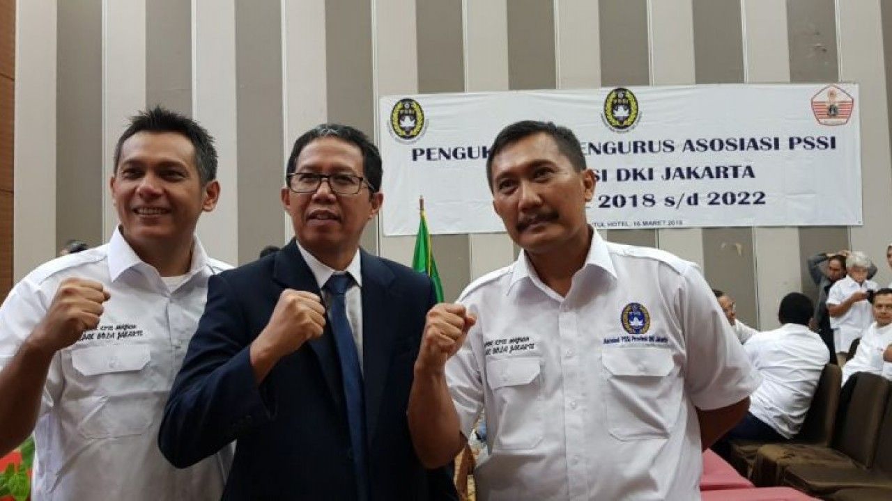 Uden Kusuma Wijaya (kanan), Joko Driyono, dan Aldi Feraldi Rasyid Karmawan (kiri). Copyright: © breakingnews.co.id