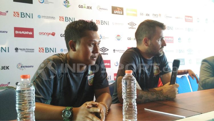 Pelatih Bhayangkara FC, Simon McMenemy (kanan). Copyright: © Fitra Herdian Ariestianto/INDOSPORT