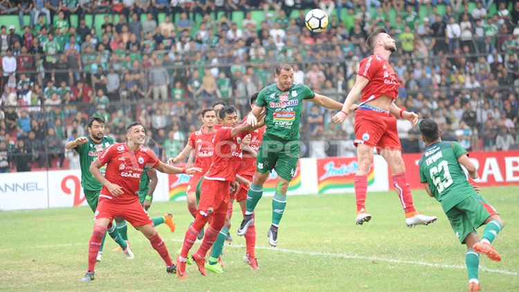 Duel udara antara Marko Simic dan Reinaldo Lobo. Copyright: © Kesuma Ramadhan/INDOSPORT