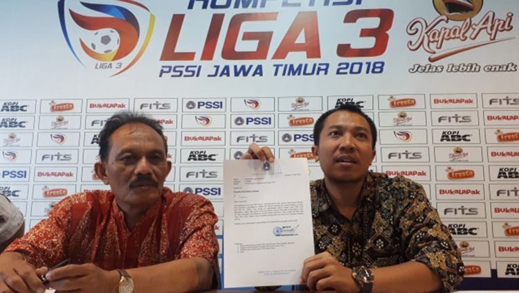 Sekretaris Asprov PSSI Jatim, Amir Burhanuddin (kanan) saat memberi keterangan pers di Kantor Asprov PSSI Jatim. Copyright: © josstoday.com