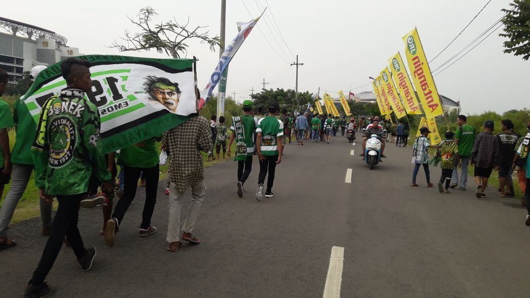 Bonek Mania menuju Stadion Gelora Bung Tomo. Copyright: © INDOSPORT/Fitra Herdian