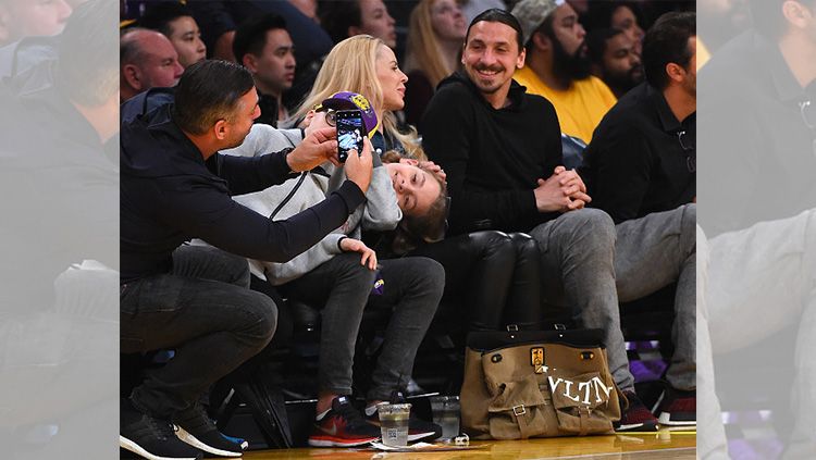 Ibra beserta istri dan dua anaknya menyaksikan laga Los Angeles Lakers. Copyright: © Getty Images