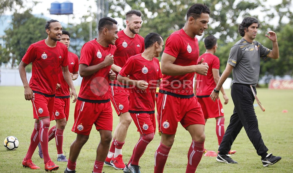 Para pemain Persija Jakarta melakukan jogging sebelum memulai latihan. Copyright: © Herry Ibrahim/INDOSPORT