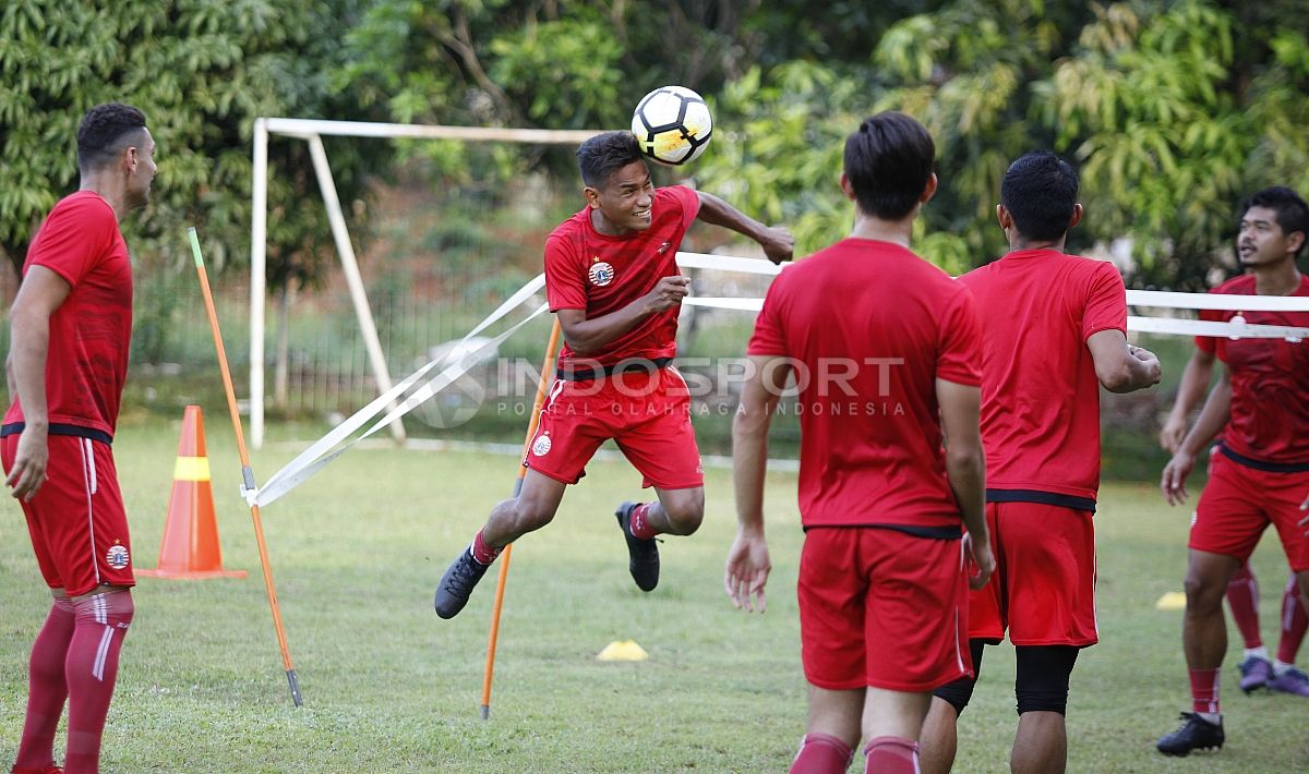 Aksi Ramdani Lestaluhu (tengah) mempertahankan bola dalam sesi latihan. Copyright: © Herry Ibrahim/INDOSPORT