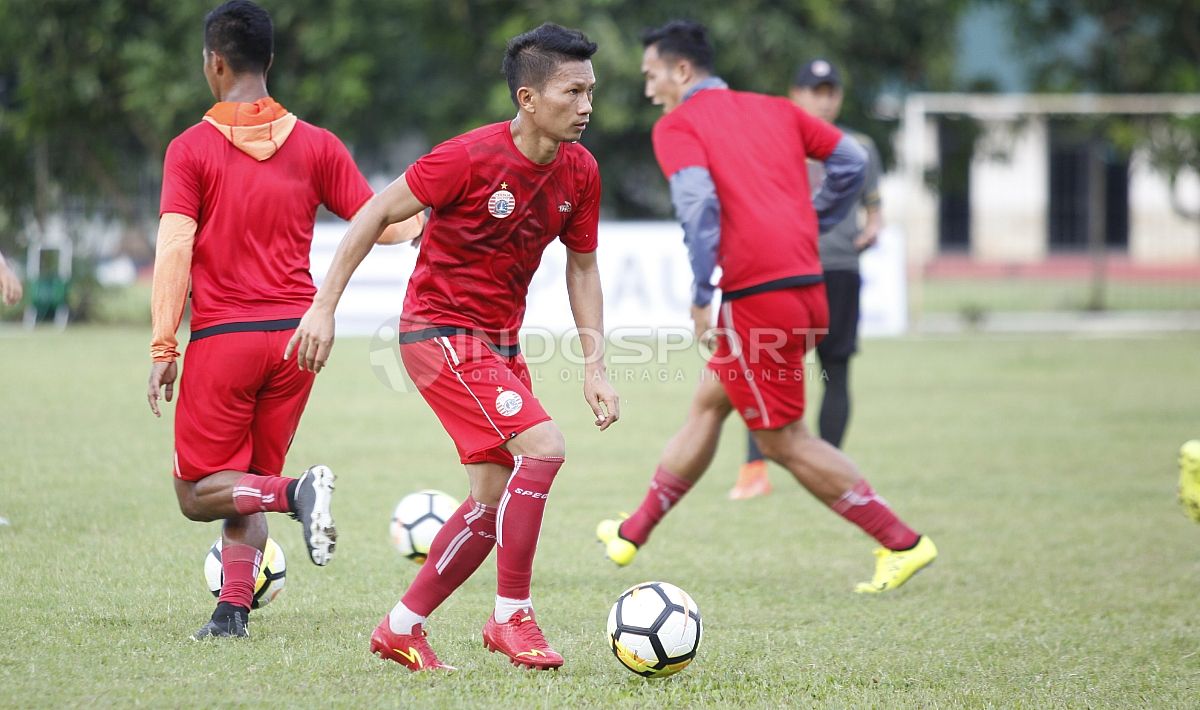 Kapten Persija Jakarta Ismed Sofyan (tengah) mendrible bola. Copyright: © Herry Ibrahim/INDOSPORT