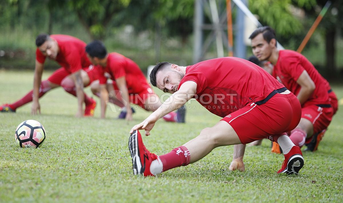 Marko Simic dan para pemain Persija lainnya melakukan perenggangan. Copyright: © Herry Ibrahim/INDOSPORT