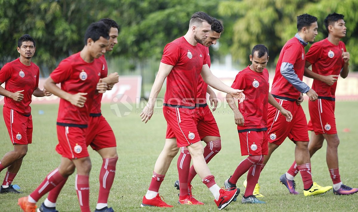 Para pemain Persija Jakarta melakukan jogging sebelum memulai latihan. Copyright: © Herry Ibrahim/INDOSPORT