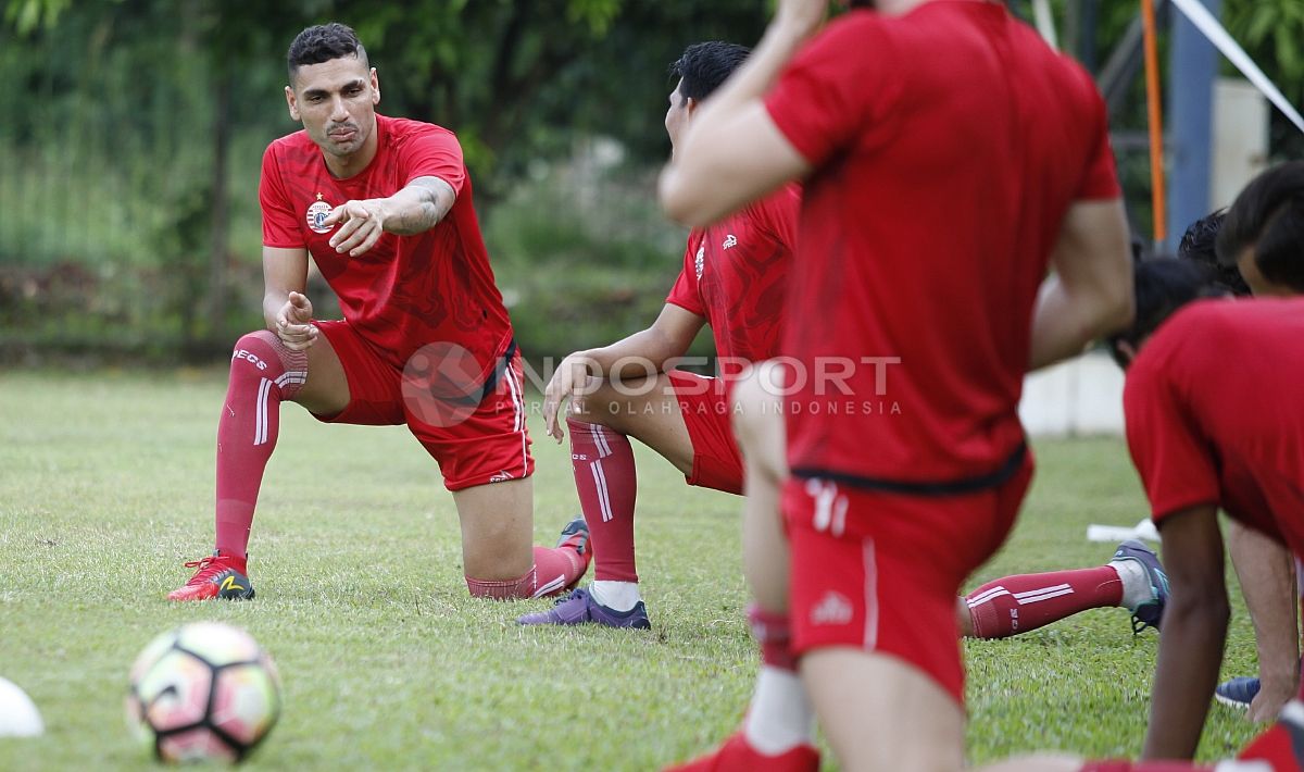 Jaimerson da Silva berbincang dengan Sandi Sute di sela-sela latihan. Copyright: © Herry Ibrahim/INDOSPORT