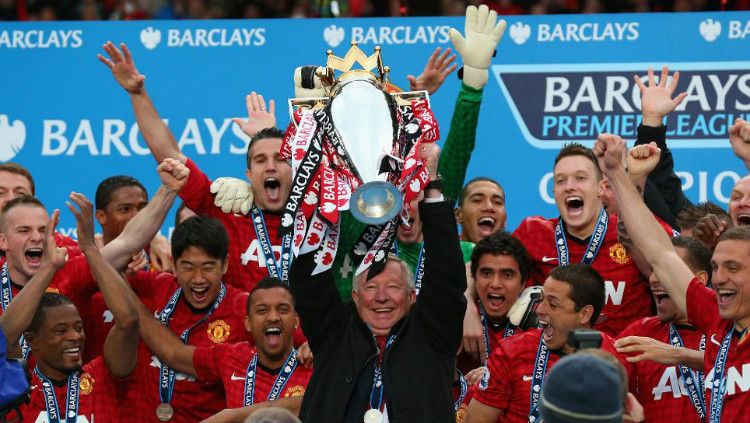 Ferguson mengangkat trofi Liga Primer yang diraihnya di musim 2012/13. Copyright: © Premierleague