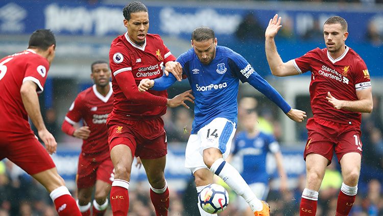 Cenk Tosun (tengah) dihadang oleh Virgil van Dijk dan Jordan Henderson Copyright: © Getty Image