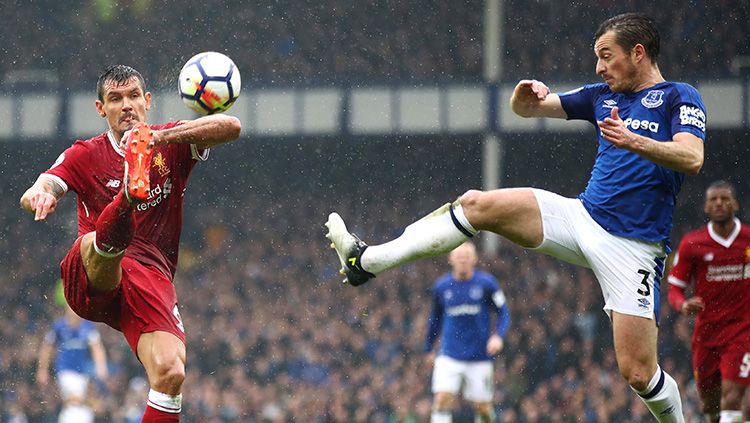 Dejan Lovren (kiri) dihadang Leighton Baines (kanan). Copyright: © Getty Image