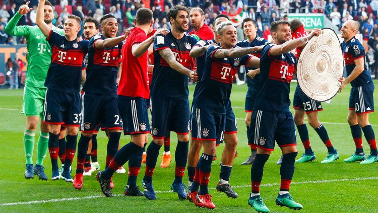 Para pemain Bayern Munchen merayakan gelar juara. Copyright: © Getty Image