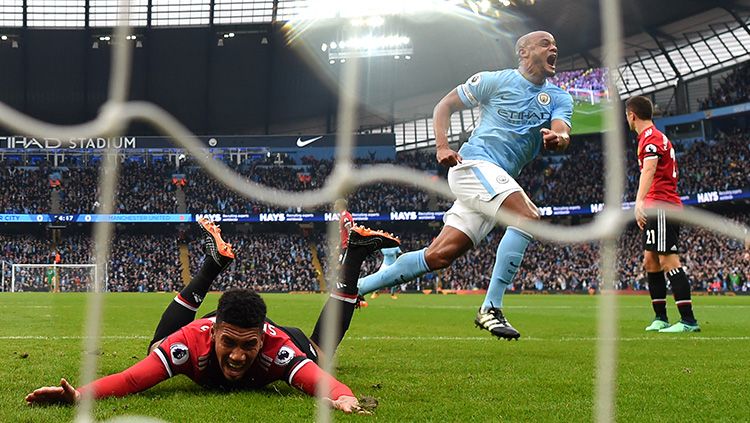 Vincent Kompany saat bobol gawang Manchester United beberapa musim lalu. Copyright: © Getty Image