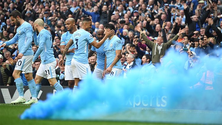 Terdapat flare saat merayakan gol Man City Copyright: © Getty Image