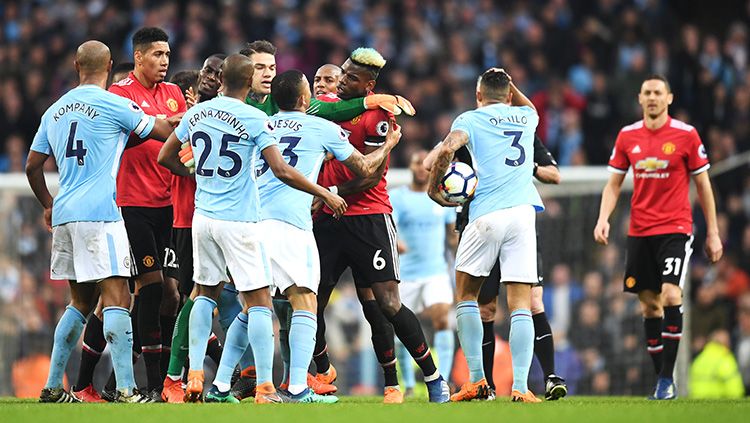 Para pemain Manchester City dan Manchester United saat laga derby. Copyright: © Getty Image