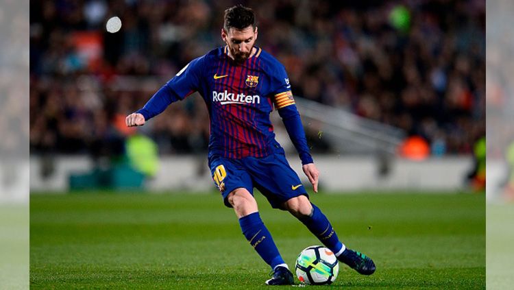 Pemain Barcelona, Lionel Messi, punya rahasia di balik tendangan bebasnya yang luar biasa. Copyright: © Getty Image