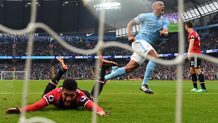 Bek tengah sekaligus kapten Man United, Chris Smalling (kiri) dan Vincent Kompany, bek tengah sekaligus kapten Man City. Copyright: © Getty Image