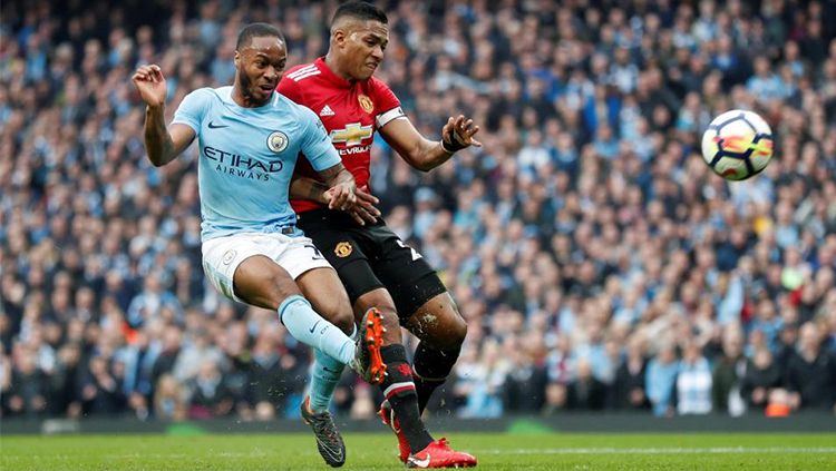 Raheem Sterling berduel dengan Antonio Valencia. Copyright: © Getty Image