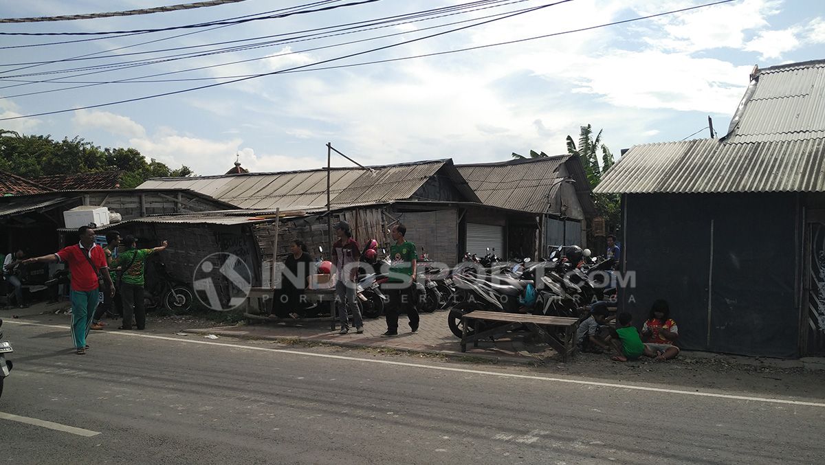 Area parkir yang sudah penuh motor Bonek. Copyright: © Fitra Herdian/INDOSPORT.COM