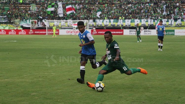 Yohanes Pahabol tengah membawa. Copyright: © Fitra Herdian/INDOSPORT