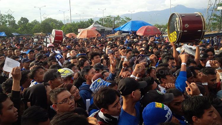 Bobotoh saat menyanyikan lagu yel yel Persib Bandung. Copyright: Â© Arif Rahman/INDOSPORT