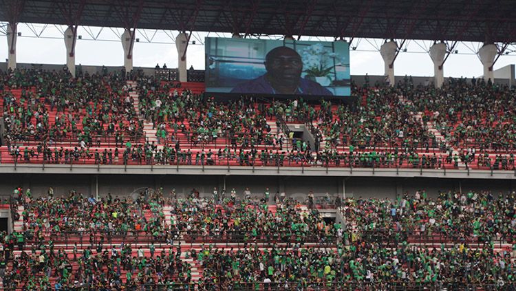 Tampak wajah Jacksen F. Tiago di tribun kontra Persebaya. Copyright: © Fitra Herdian/INDOSPORT