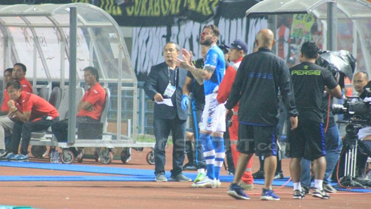 Bojan Malisic keluar dari lapangan karena mengalami pendarahan di bagian hidung. Copyright: © Arif Rahman/INDOSPORT