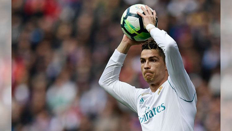 Ronaldo saat melempar bola Copyright: © Getty Image