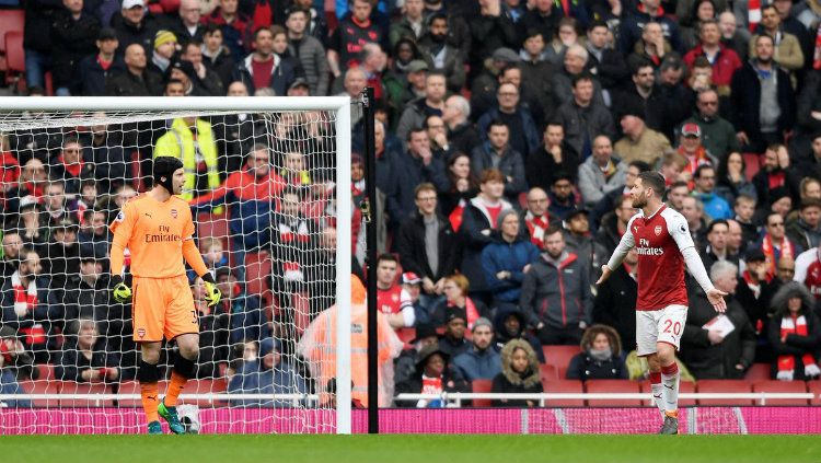 Petr Cech (kiri) dan Shkodran Mustafi (kanan). Copyright: © Getty Image