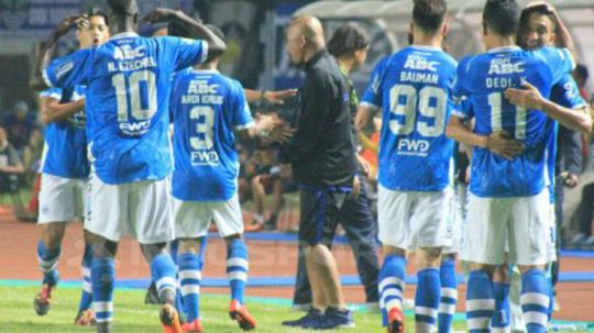 Aksi selebrasi pemain Persib Bandung usai laga. Copyright: © Arif Rahman/INDOSPORT