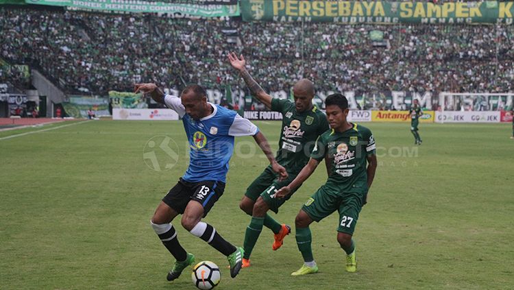 Dua pemain Persebaya Surabaya kawal ketat pemain Barito Putera. Copyright: © Fitra Herdian/INDOSPORT