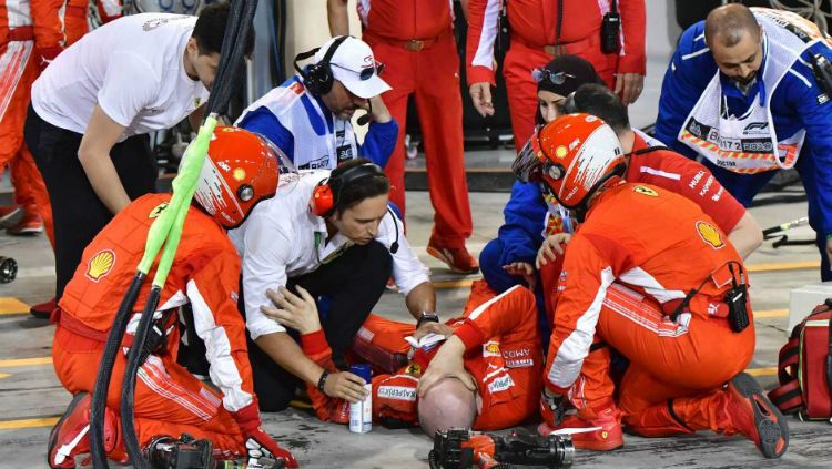 Mekanik Ferrari yang ditubruk Kimi Raikkonen di pitstop. Copyright: © AP/Giuseppe Cacace