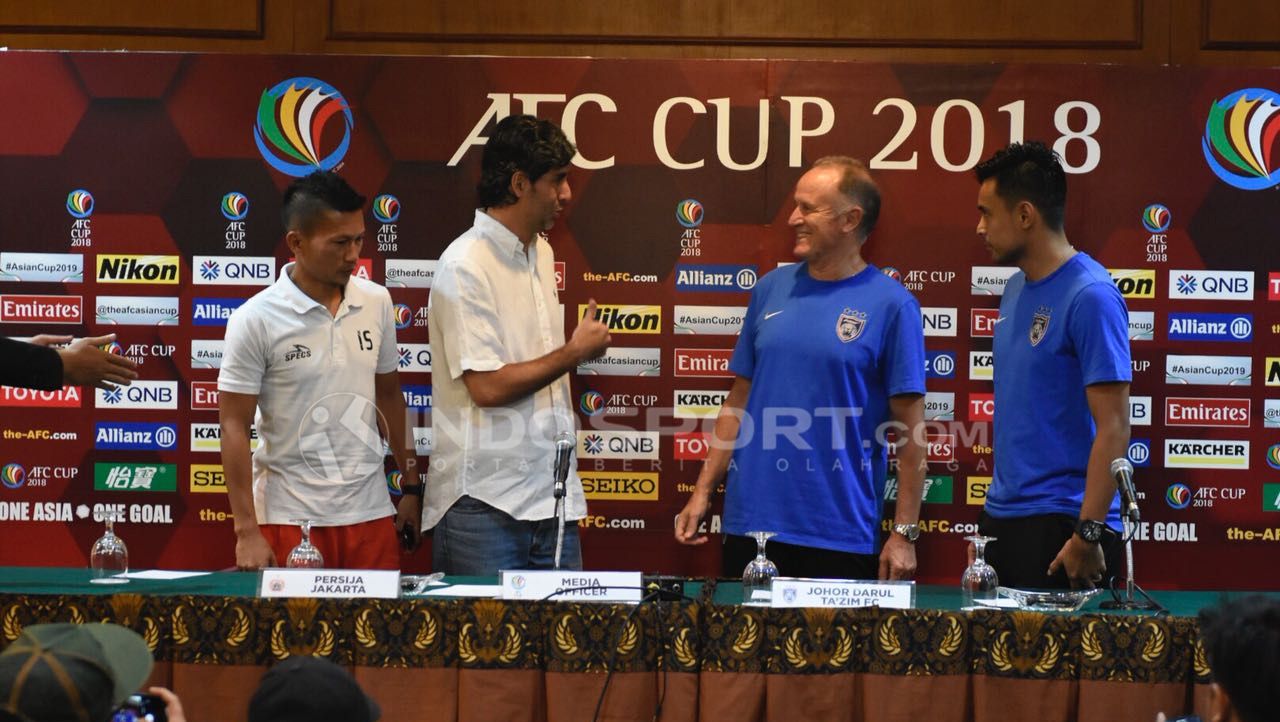 Preskon jelang laga AFC Cup, Persija Jakarta vs Johor Darul Takzim FC, Perwakilan Johor Aidil Zafuan dan pelatih Raul Longhi, Perwakilan Persija Jakarta Ismeda Sofyan dan pelatih Stefano Cugurra Teco. Copyright: © Herry Ibrahim/INDOSPORT.COM