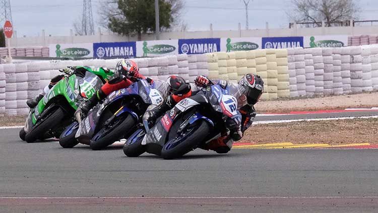 Pembalap Ali Adrian sedang memacu Yamaha YZF R3  di Sirkuit Albacete, Spanyol akhir pekan kemarin. Copyright: © Mahkota Rusmindo International