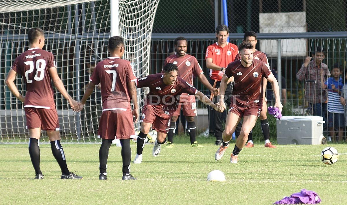 Keseruan para pemain Persija dalam latihan. Copyright: © Herry Ibrahim/INDOSPORT.COM