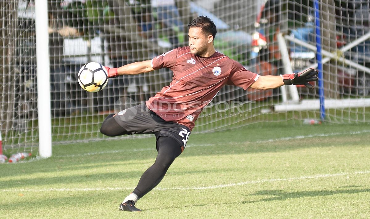 Kiper utama sekaligus kapten tim Persija Jakarta, Andritany Ardhiyasa, disebut bakal 'segera kembali' bermain. Copyright: © Herry Ibrahim/INDOSPORT.COM