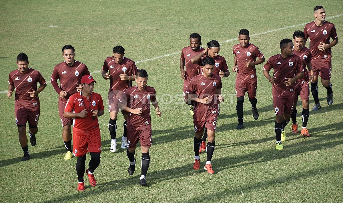 Para pemain Persija melakukan pemanasan sebelum melakukan latihan. Copyright: © Herry Ibrahim/INDOSPORT.COM