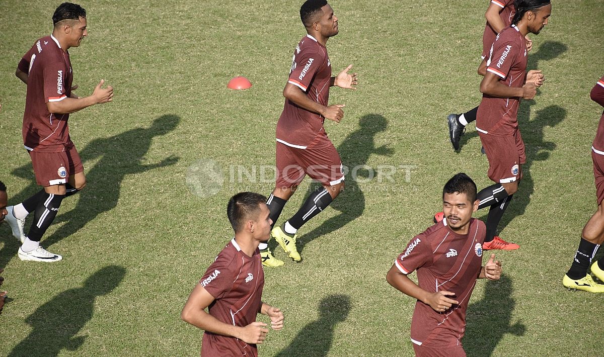 Para pemain Persija melakukan pemanasan sebelum melakukan latihan. Copyright: © Herry Ibrahim/INDOSPORT.COM